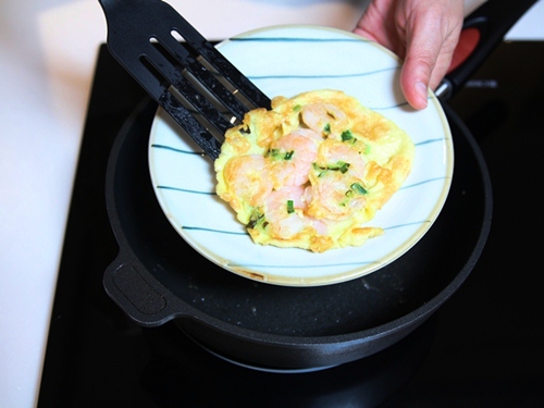 Tôm chiên trứng cho bữa ăn đơn giản sau ngày lễ - 4