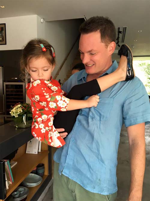 Dương Triệu Vũ hôn má Mr Đàm trong ngày sinh nhật - 8