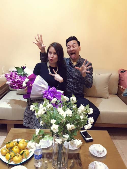 Dương Triệu Vũ hôn má Mr Đàm trong ngày sinh nhật - 14