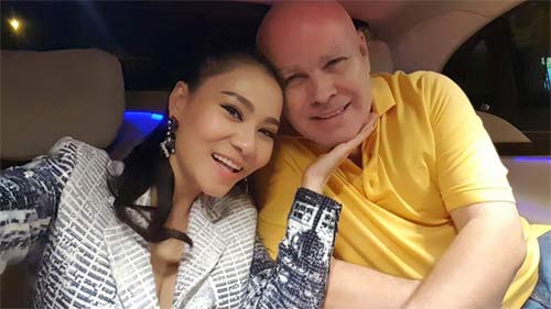 Dương Triệu Vũ hôn má Mr Đàm trong ngày sinh nhật - 4