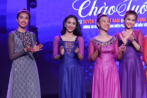 Phạm Hương hội ngộ Nam Em, Hà Thu sau cuộc thi HH Hoàn vũ - 9