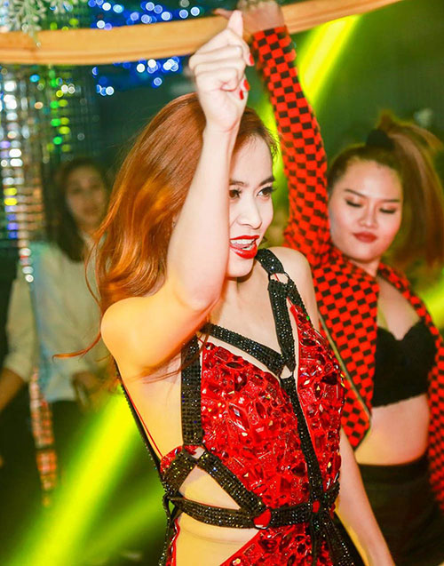 Hoàng Thùy Linh bốc lửa “sưởi ấm” đêm lạnh Đà Lạt - 8