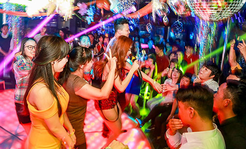 Hoàng Thùy Linh bốc lửa “sưởi ấm” đêm lạnh Đà Lạt - 6