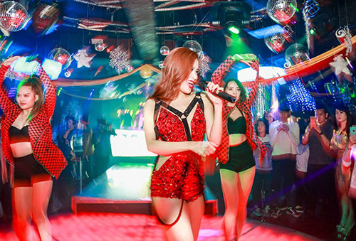 Hoàng Thùy Linh bốc lửa “sưởi ấm” đêm lạnh Đà Lạt - 4