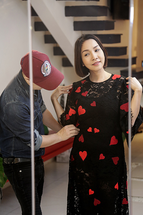 Diva Mỹ Linh lặn lội vào Sài Gòn để thử trang phục biểu diễn - 1