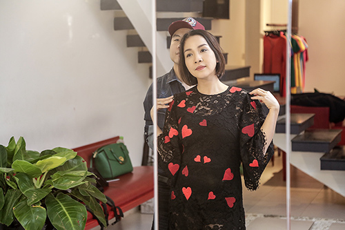 Diva Mỹ Linh lặn lội vào Sài Gòn để thử trang phục biểu diễn - 2
