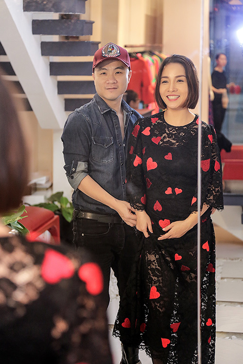 Diva Mỹ Linh lặn lội vào Sài Gòn để thử trang phục biểu diễn - 4