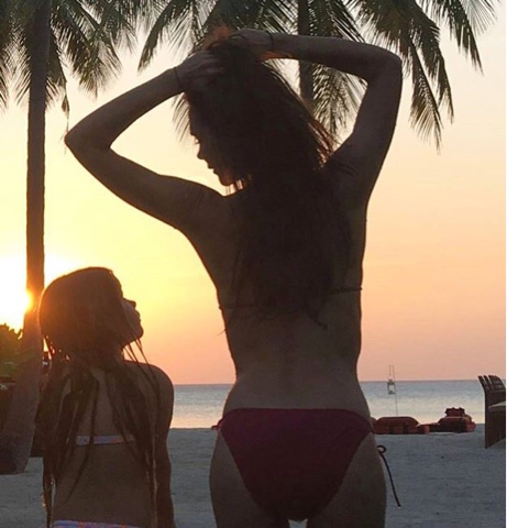 Harper diện bikini khoe dáng cùng mẹ Victoria - 1