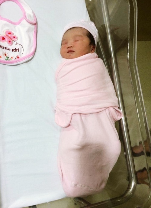 Hé lộ hình ảnh con gái mới sinh của Lều Phương Anh - 1