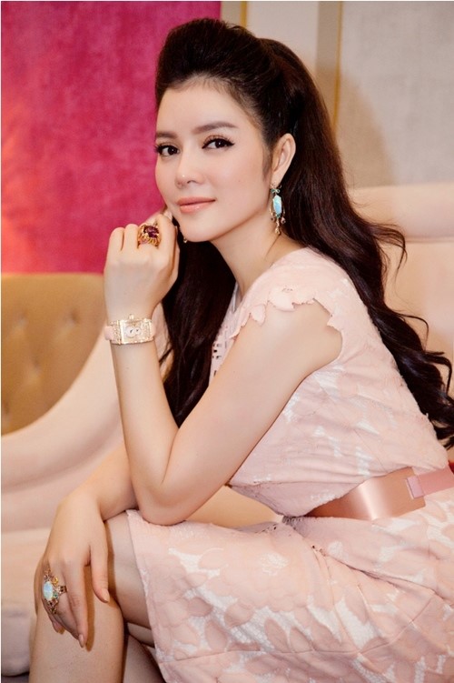 Lý Nhã Kỳ đeo trang sức hơn 3 tỷ rạng rỡ tại sự kiện - 1