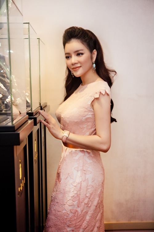 Lý Nhã Kỳ đeo trang sức hơn 3 tỷ rạng rỡ tại sự kiện - 4