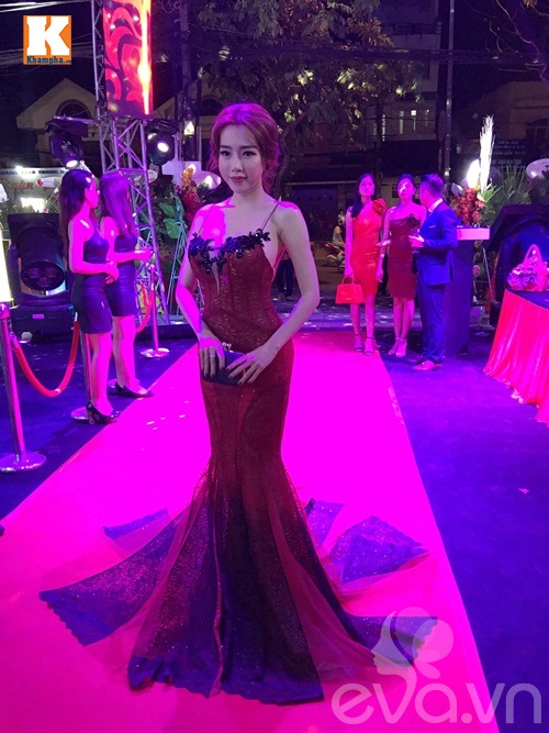 Hot: Elly Trần ngồi xe sang, tái xuất rạng ngời sau sinh - 9