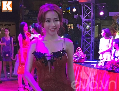 Hot: Elly Trần ngồi xe sang, tái xuất rạng ngời sau sinh - 12