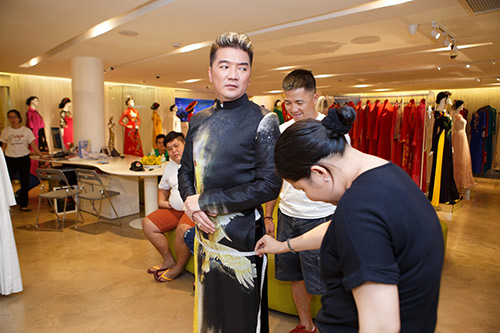 Mr Đàm đi xế hộp sang trọng đến showroom thử áo dài - 6