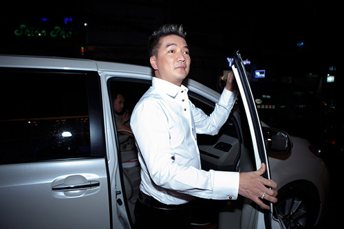 Mr Đàm đi xế hộp sang trọng đến showroom thử áo dài - 1