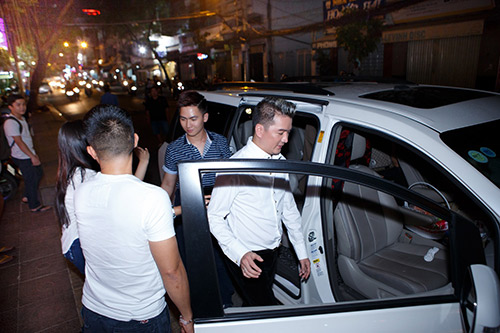 Mr Đàm đi xế hộp sang trọng đến showroom thử áo dài - 2