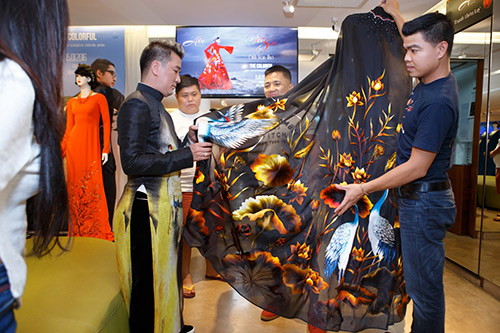 Mr Đàm đi xế hộp sang trọng đến showroom thử áo dài - 8