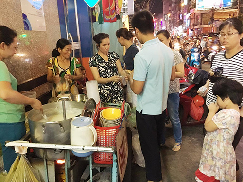 Ngon như hàng cháo sườn 20 nghìn một bát ở chợ Tân Định