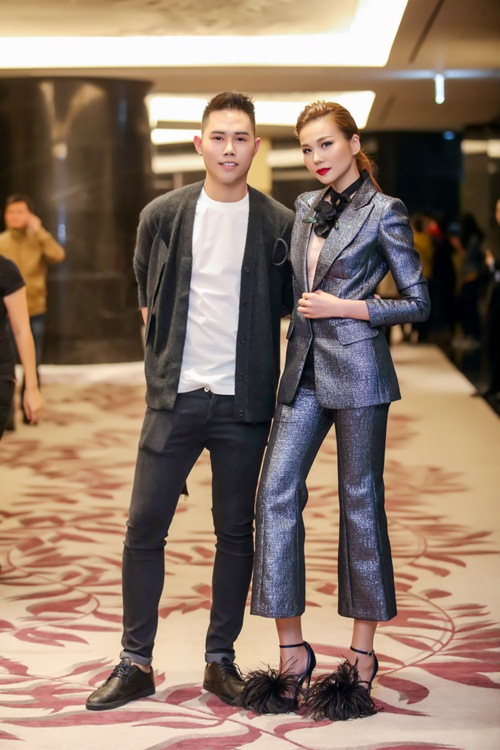 Thanh Hằng úp mở vòng 1 táo bạo với vest xẻ sâu - 3