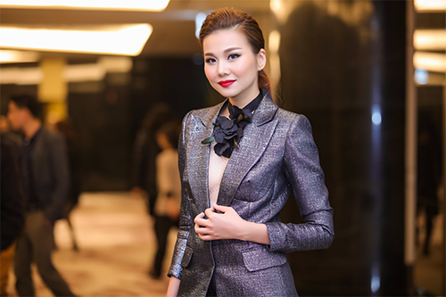 Thanh Hằng úp mở vòng 1 táo bạo với vest xẻ sâu - 5