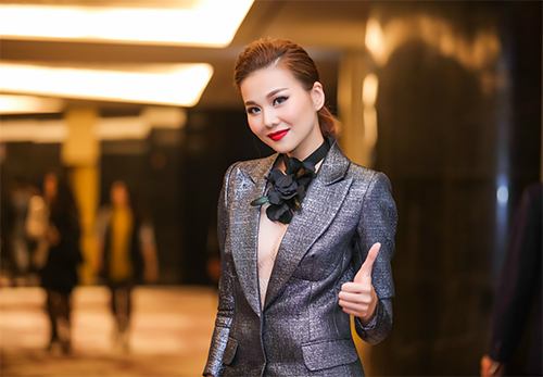 Thanh Hằng úp mở vòng 1 táo bạo với vest xẻ sâu - 6