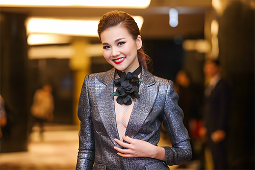 Thanh Hằng úp mở vòng 1 táo bạo với vest xẻ sâu - 7