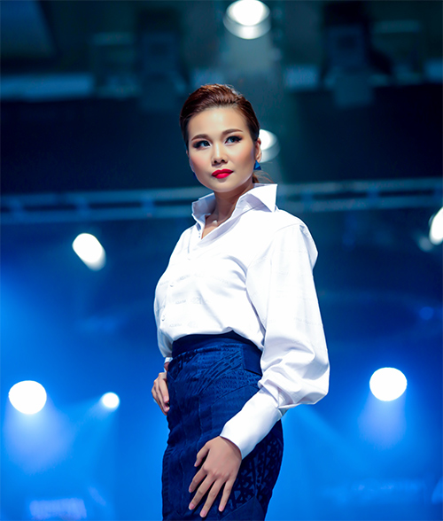 Thanh Hằng úp mở vòng 1 táo bạo với vest xẻ sâu - 11