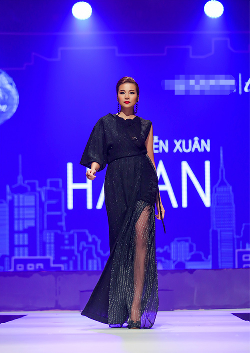 Thanh Hằng úp mở vòng 1 táo bạo với vest xẻ sâu - 14