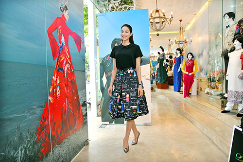 Phạm Hương  đội vương miện, thử áo dài quot;độcquot; - 1