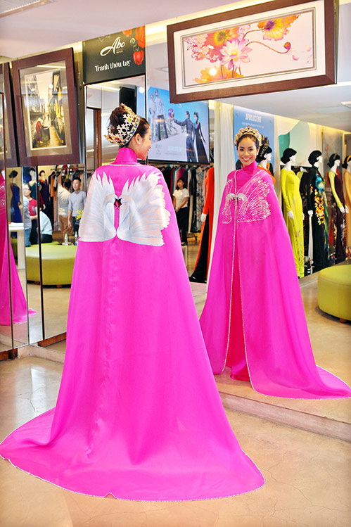 Phạm Hương  đội vương miện, thử áo dài quot;độcquot; - 8