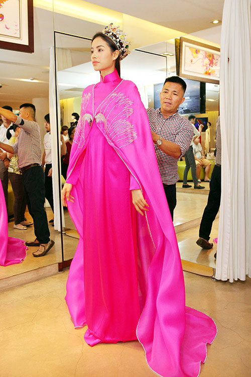 Phạm Hương  đội vương miện, thử áo dài quot;độcquot; - 9