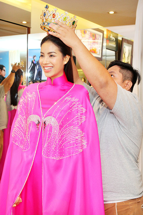 Phạm Hương  đội vương miện, thử áo dài quot;độcquot; - 7