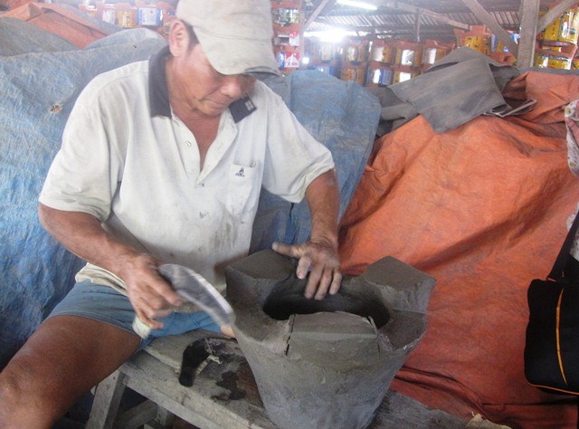 Làng nghề làm “ông Táo” nhộn nhịp đón Tết - 2