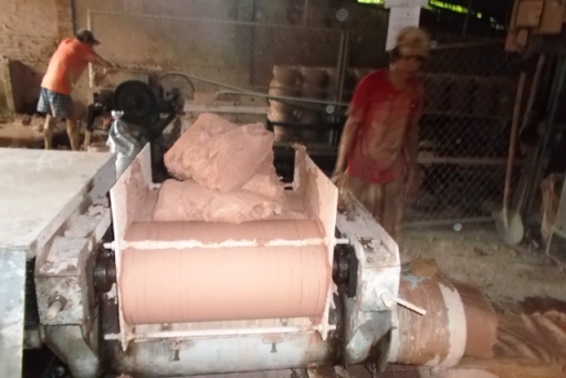 Làng nghề làm “ông Táo” nhộn nhịp đón Tết - 1