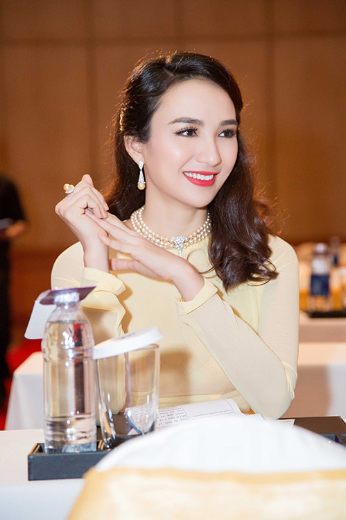 HH Ngọc Diễm đeo trang sức 100 triệu làm MC - 7