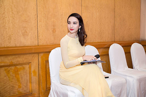 HH Ngọc Diễm đeo trang sức 100 triệu làm MC - 3