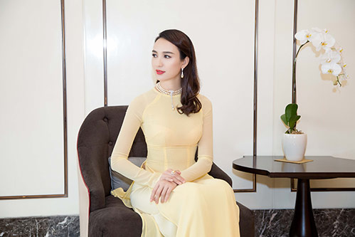 HH Ngọc Diễm đeo trang sức 100 triệu làm MC - 4