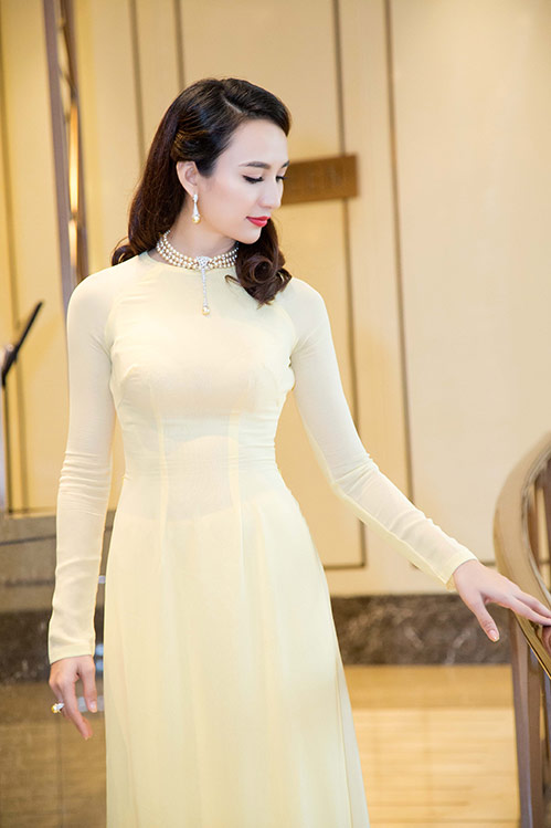 HH Ngọc Diễm đeo trang sức 100 triệu làm MC - 6