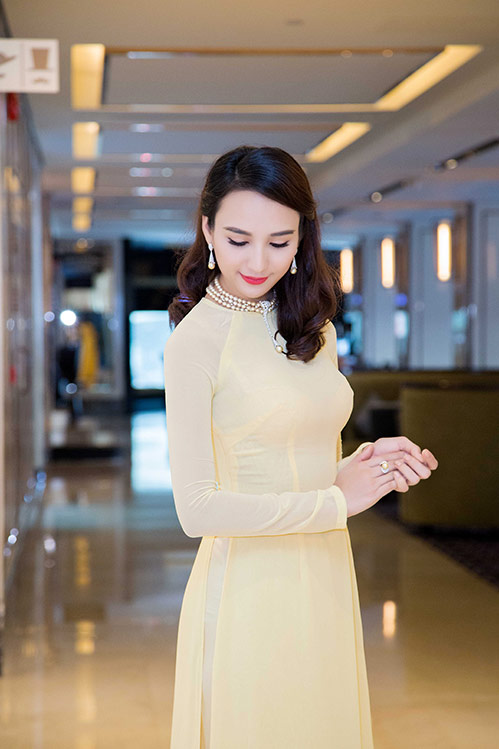 HH Ngọc Diễm đeo trang sức 100 triệu làm MC - 8