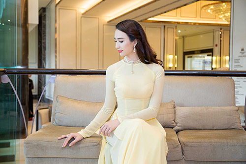 HH Ngọc Diễm đeo trang sức 100 triệu làm MC - 2
