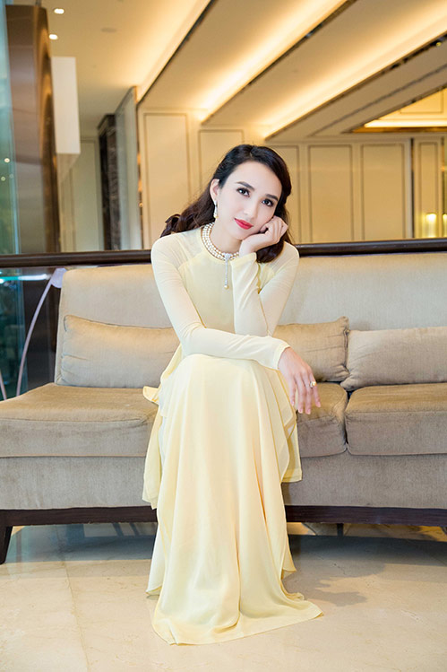 HH Ngọc Diễm đeo trang sức 100 triệu làm MC - 1