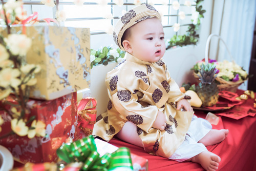 Mẹ con #039;thiên thần lai#039; gốc Việt xúng xính áo dài cực yêu - 7