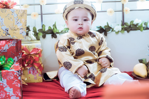 Mẹ con #039;thiên thần lai#039; gốc Việt xúng xính áo dài cực yêu - 9