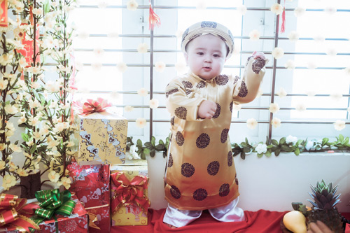 Mẹ con #039;thiên thần lai#039; gốc Việt xúng xính áo dài cực yêu - 10