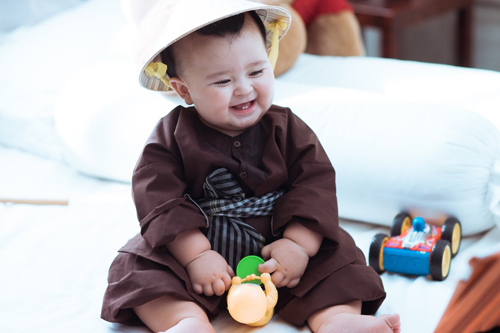 Mẹ con #039;thiên thần lai#039; gốc Việt xúng xính áo dài cực yêu - 1