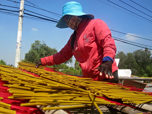 Rộn ràng đón Tết ở làng làm nhang cổ xưa nhất Sài Gòn - 5
