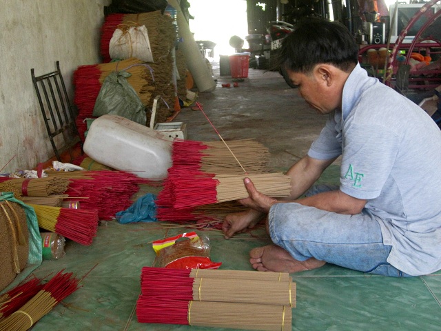 Rộn ràng đón Tết ở làng làm nhang cổ xưa nhất Sài Gòn - 14