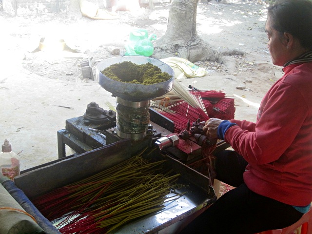 Rộn ràng đón Tết ở làng làm nhang cổ xưa nhất Sài Gòn - 7