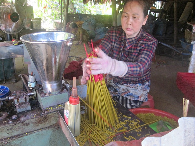 Rộn ràng đón Tết ở làng làm nhang cổ xưa nhất Sài Gòn - 6