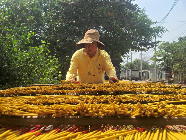 Rộn ràng đón Tết ở làng làm nhang cổ xưa nhất Sài Gòn - 11